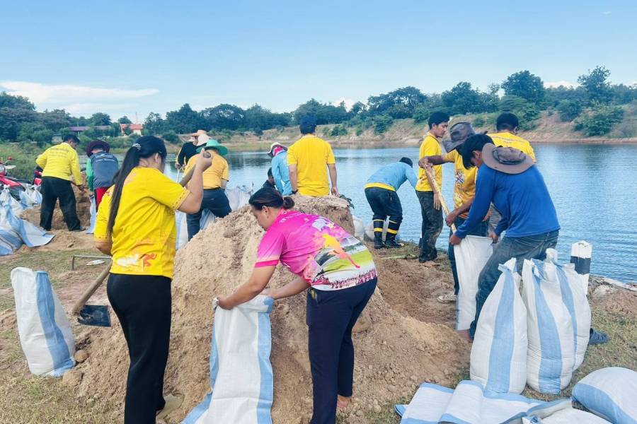 17 ต.ค.68 นำกระสอบทรายกั้นประตูน้ำ เพื่อกักเก็บน้ำบริเวณแก้มลิงท่าช้าง